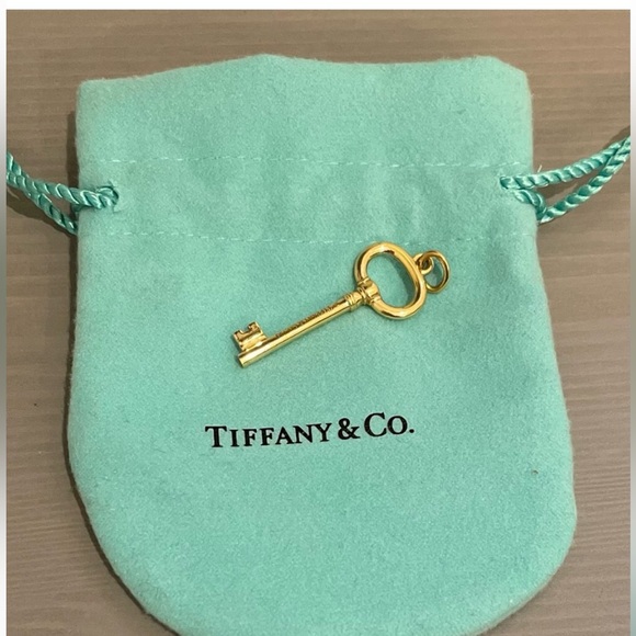 AUTHENTIC TIFFANY & CO 18k YG LARGE KEY CHARM. Unisex - Picture 3 of 14